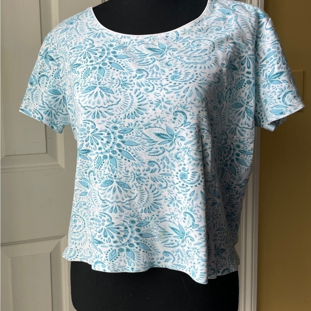 𝅺karen Scott Short Sleeve Cropped Tee Shirt. Size Medium Blue Print